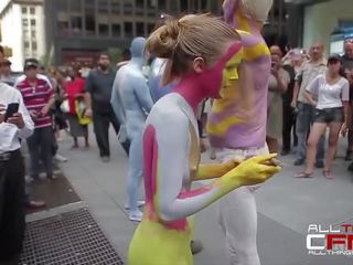 קבוצה של עירום אנשים לקבל painted ב מול של publ