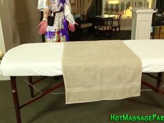 Marvellous asiatisch masseuse saugt