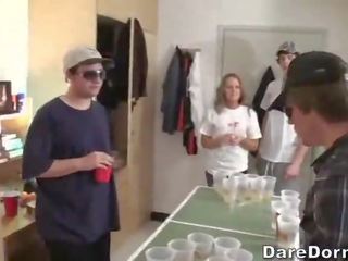 Cerveja pong é um swell jogo