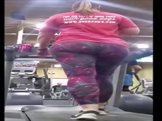 Jiggly užpakaliukas blondinė pawg apie treadmill