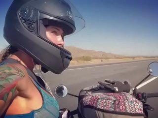 Felicity feline motorcycle diva cabalgando aprilia en sujetador