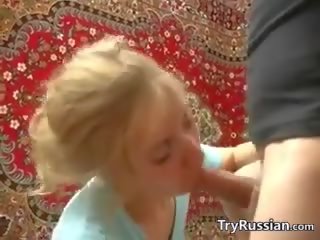 Zmyselný ruské dcéra s dva kohúty na ju lôžko