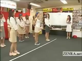 Japão employees jogar um jogo com tomates e collants