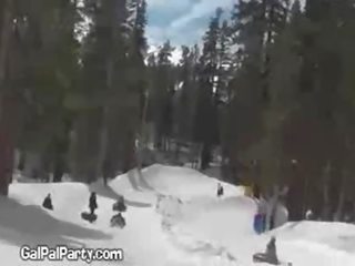 Забавно модел видеоклипове пъпеши на ски лифт