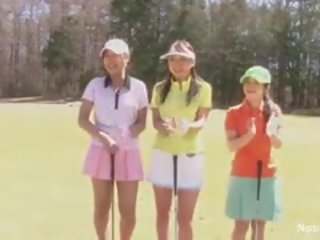Straff asiatisch teenager mädchen spielen ein spiel von streifen golf