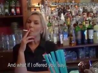 Outstanding barmaid dostane položený v veřejné