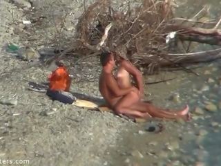 Fantastiskt duo njuta bra porr tid vid nudisten strand spion kamera