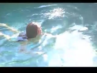 Zoey extraordinary brunette avec incroyable corps nage en bikinis et clignotant cul