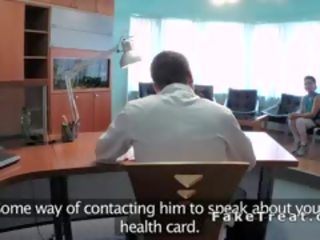 Intern folla paciente en un escritorio