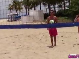時尚 女士們 玩 二 kinds 的 球 上 該 海灘