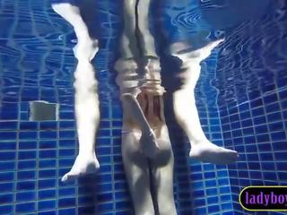 Stor pupper ladyboy tenåring blowjob i en basseng før anal skitten klipp