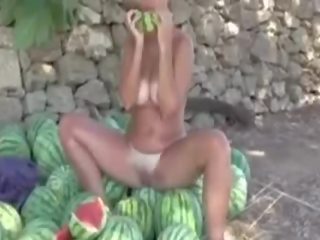 All’aperto melone masturbazione nudista giselda