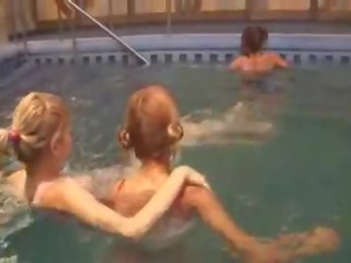 Ispititor lezzies în the inotand piscina