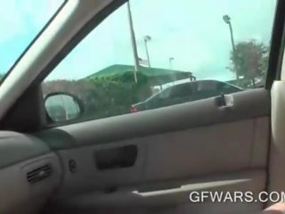Uskyldig blond slagene massiv kuk i en bil