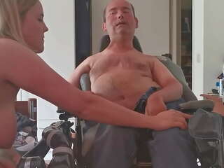 Грудаста білявка приймає величезний навантаження з cripple і ставить він в її манда