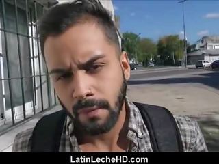 Tineri normal spaniol latino turist inpulit