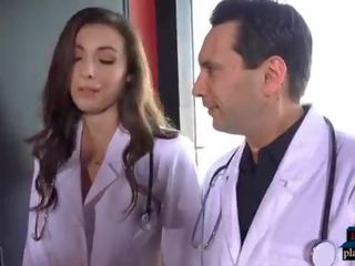 Specialista scopa due spogliarelliste in un stripclub e suo infermiera