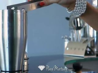 הגדרה גבוהה puremature - אקזוטי anissa קייט מגיש מַשׁקָאוֹת מן שלה כוס