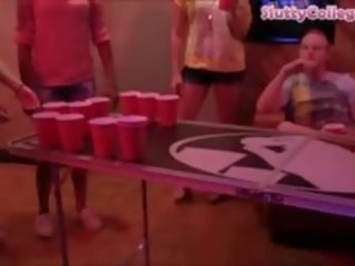 Cerveza pong juego extremos hasta en un intenso facultad xxx vídeo orgía