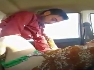 Tốt tìm kiếm pakistani streetwalker hút một peter trong các xe hơi