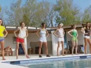 Six nu meninas por o piscina a partir de alemanha