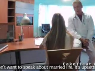 Sestrička fucks medico na zabezpečenia kamery