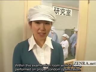 Subtitled oděná žena nahý mužské japonsko kondom laboratory honění výzkum