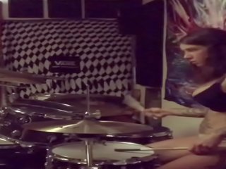 Felicity feline drums en son sous-vêtements à maison