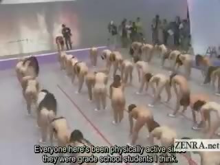 Subtitled stor nudist gruppe av japansk kvinner stretching