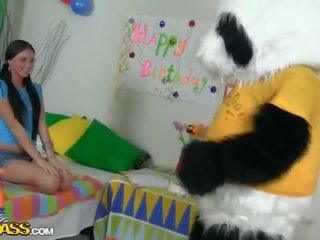 Idag detta perky älskling turned 18 och fucks henne panda film