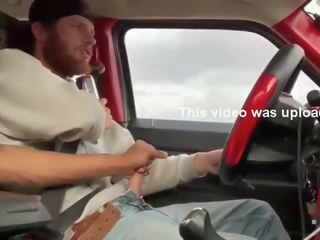 Dva super muži masturbuje v the auto