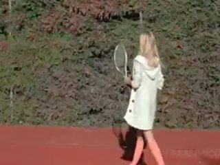 Špinavý hezká fantazie žena sasha škádlení kočička s tenisový racket