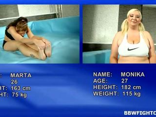 Grande marta vs monika lucha y loosing overclothes