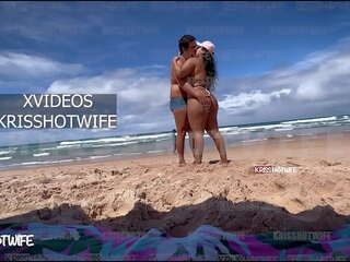 Kriss Hotwife De Micro Biquini Se Exibindo Na Praia Publica Com Seu Corno Manso Do Lado