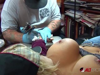 Shyla stylez fica tatuado enquanto jogar com dela tetas