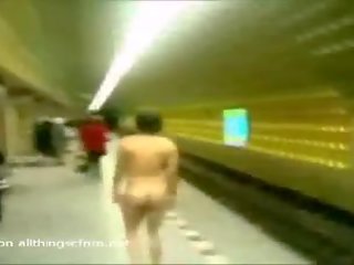 Desnudo stripling dared a caminar a y paseo tren