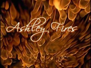 Hawt floozy ashley fires sprer seg henne crack viser nær opp av våt hull
