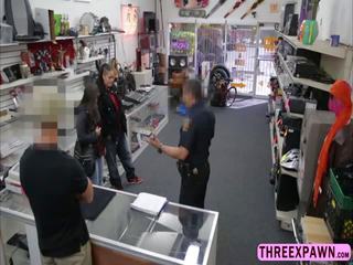 Winkel owner vangsten lesbiennes stealing stuff en asked hen naar zoog c