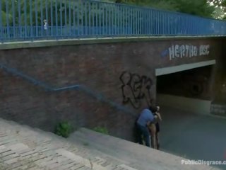 Sofferenza da un gruppo punizione liberates strada ragazza