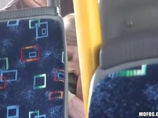 Draguta amator gf nesty pumped în o autobus