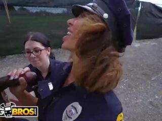 Bangbros - удачливий suspect отримує tangled вгору з деякі extraordinary beguiling жінка cops
