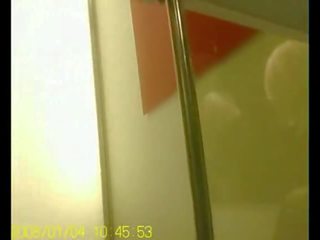 Voyeur betrapt peeping onder deur van dressing kamer