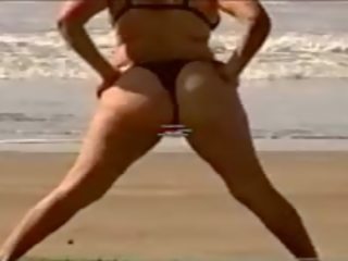Culona masturbandose y exhibibiendose en playa, 19-3,