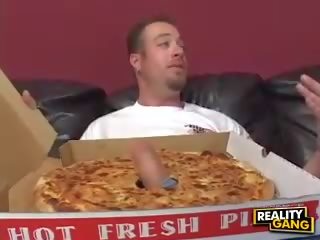 Milf dengan besar tetek memberikan sebuah mengisap penis untuk sebuah pizza pengiriman adolescent