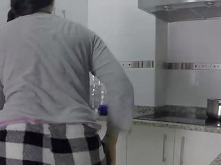 Knulling mens lager mat i den kjøkken iv001