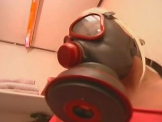 Gas mask bär euro tyska hora onanerar i den toalett