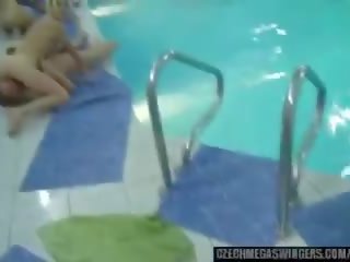 Swimming-pool orgia w czeska mega swingers