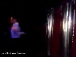 브라질의 고골 락 춤추는 사람 놀리고 audience 소녀
