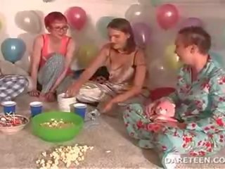 Дівчинки на pijama sexparty грати truth або dare