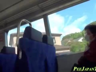 Asiatiskapojke kissar på tåg